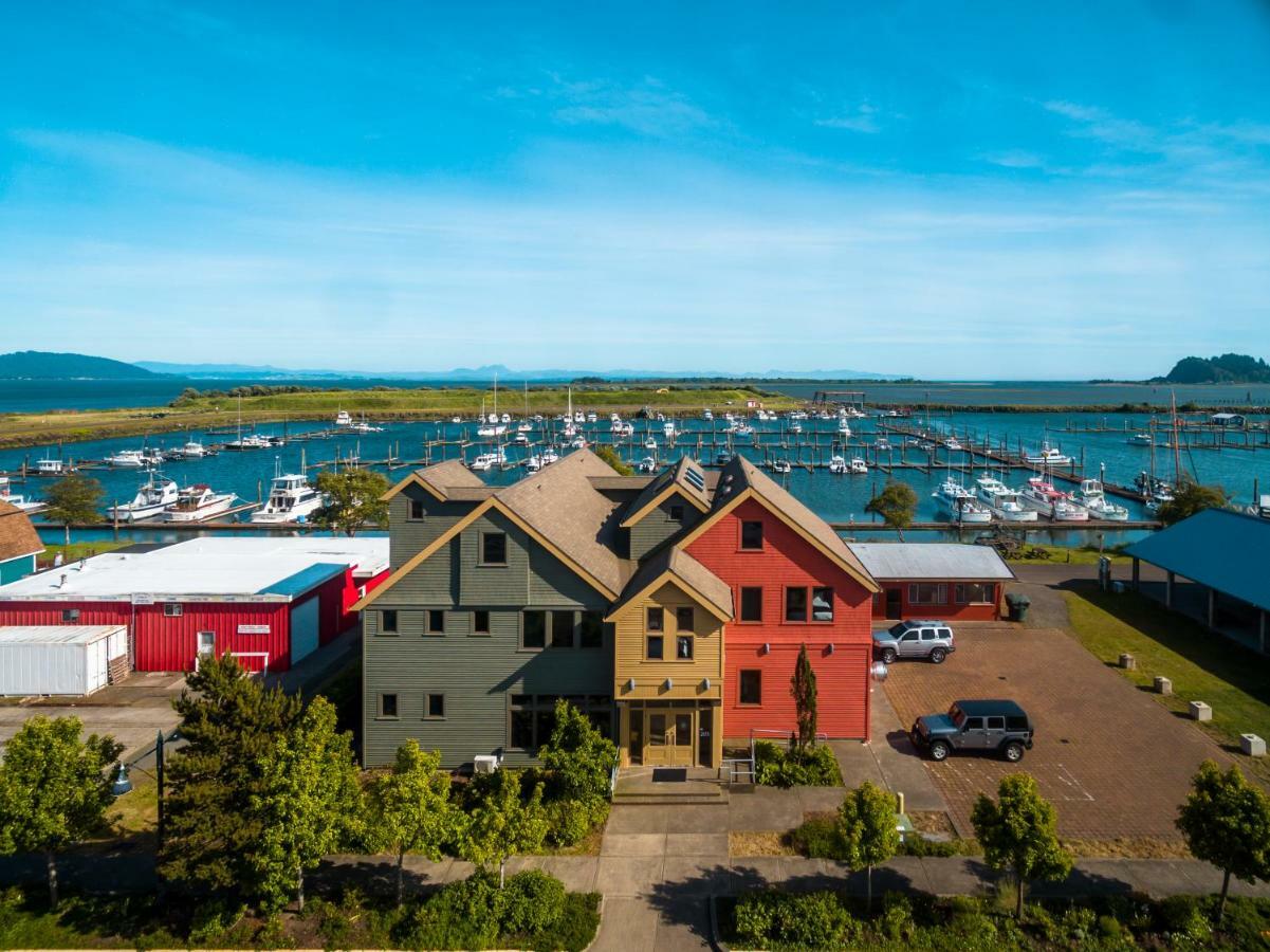 At The Helm Hotel Ilwaco Exterior foto