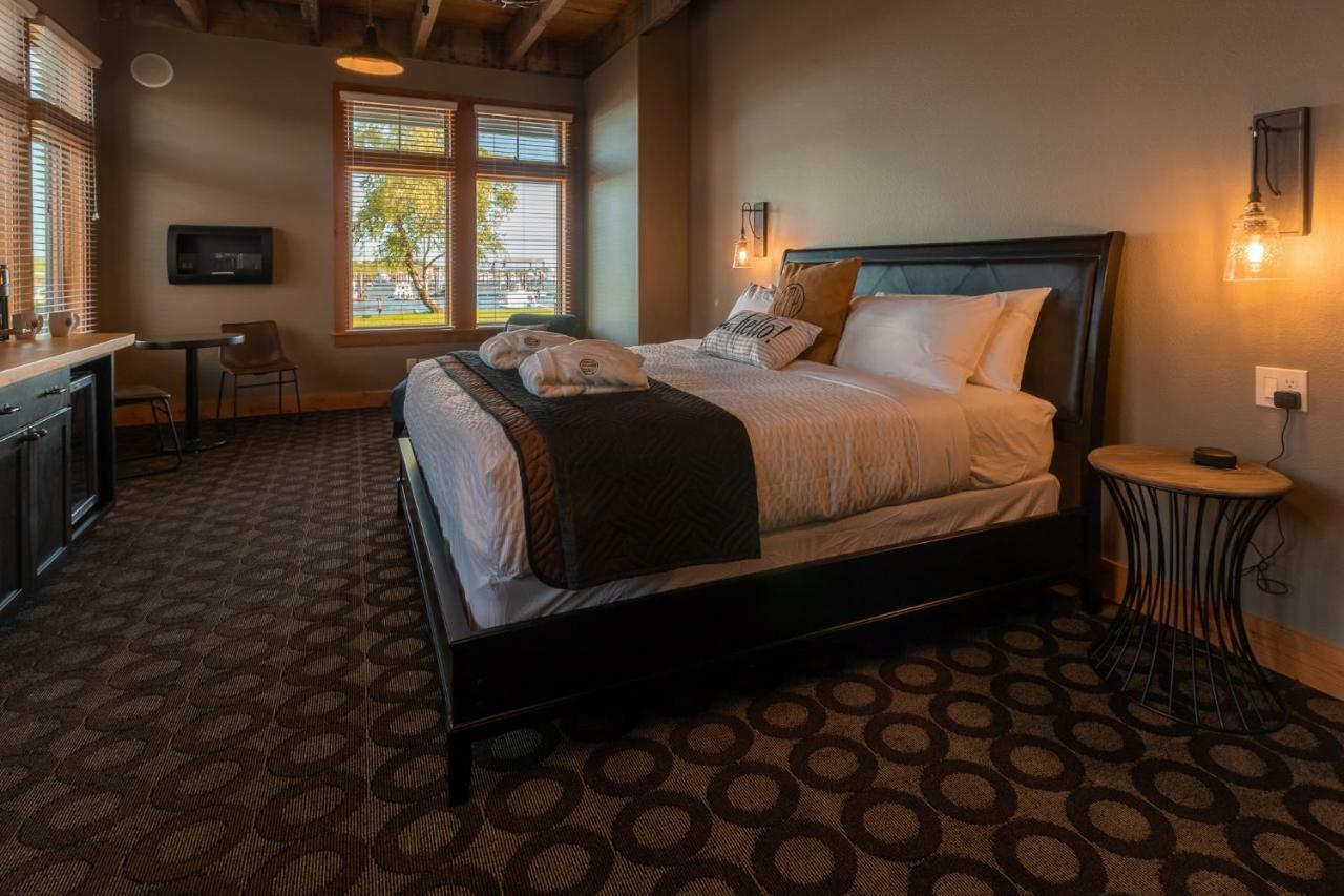 At The Helm Hotel Ilwaco Zimmer foto